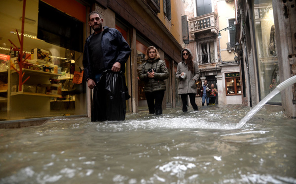 Venise sort la tête de l'eau après des inondations historiques