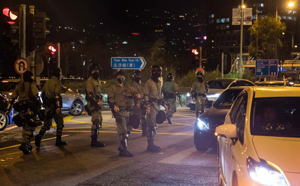 Des centaines de manifestants hongkongais cernés dans un campus par la police