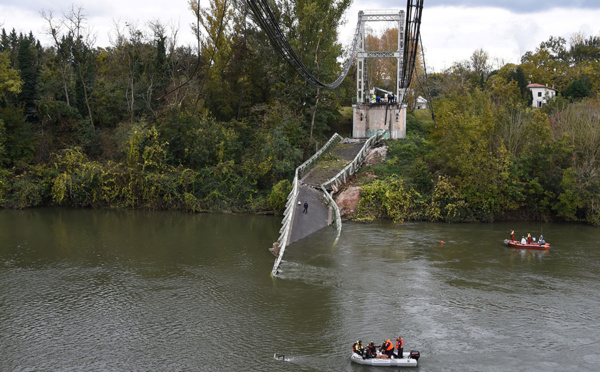Pont effondré près de Toulouse: le camion et son chargement estimés à "plus de 40 tonnes"
