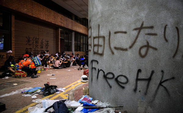 Hong Kong : les assiégés de la PolyU bravent les appels à se rendre