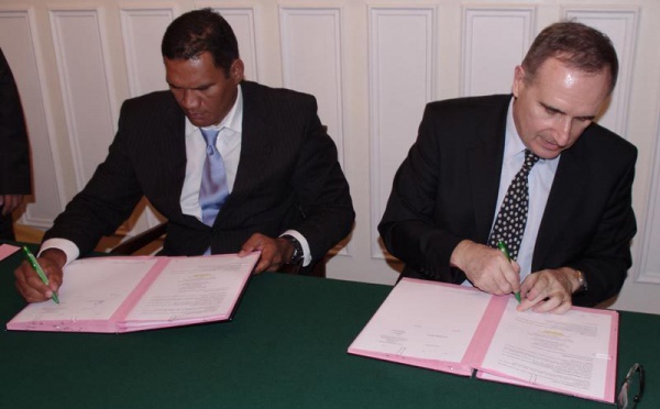 Education à distance:  Tauhiti Nena signe une convention  renouvelant le partenariat avec le CNED