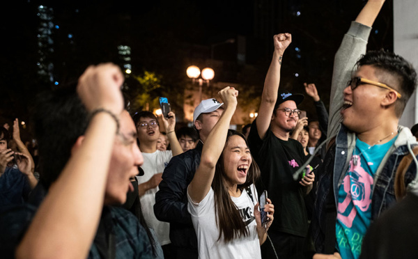 Hong Kong: victoire écrasante des pro-démocratie dans les urnes