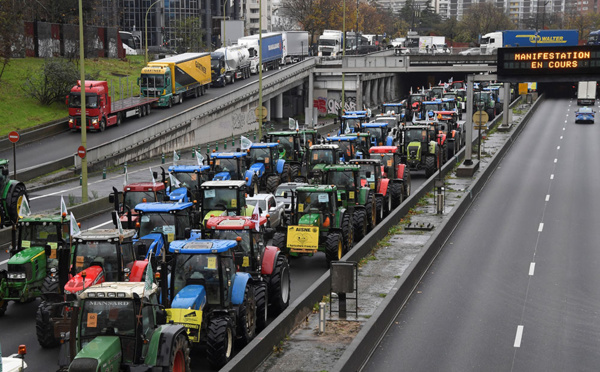 En colère contre les prix bas, des centaines d'agriculteurs bloquent le périphérique parisien