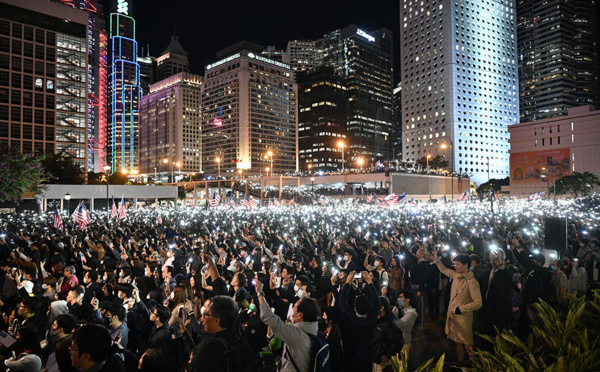Trump signe la loi en faveur de Hong Kong, Pékin enrage