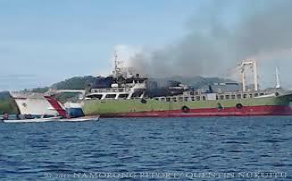 Trois ferries papous incendiés par des militants en colère
