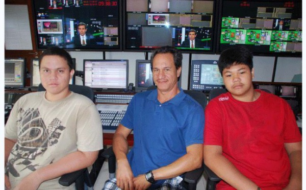 Keanu et Wiki O'Neil en stage chez Polynésie 1ère découvrent les métiers de la TV 