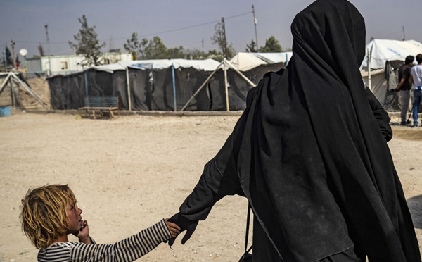 Quatre épouses de jihadistes et leurs enfants renvoyés en France par la Turquie