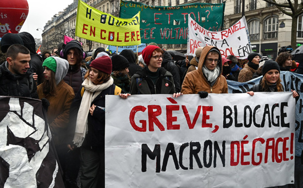 Retraites: le gouvernement veut "reprendre le dialogue", la grève bien installée dans les transports