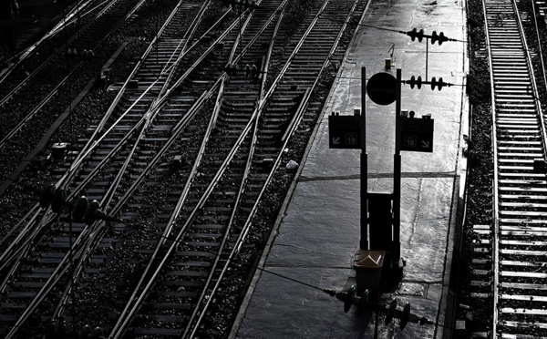 Retraites: 9e jour de grève, Macron défend une réforme "historique"