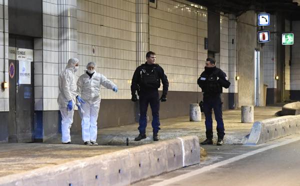 Des policiers tuent un homme qui les menaçait avec une arme blanche à la Défense