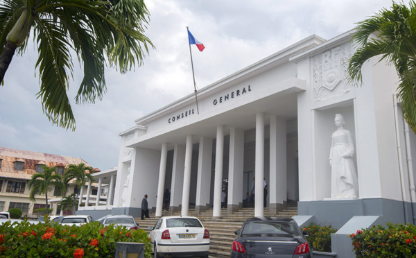 Guadeloupe: les élus demandent au gouvernement plus d'autonomie