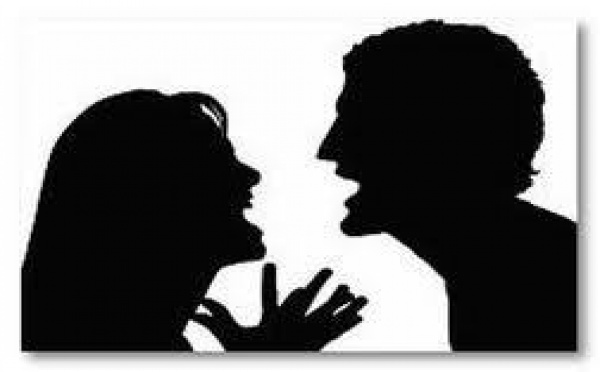 Il cherche à l'écraser, elle tente de le poignarder: deux affaires de violences conjugales distinctes mais analogues