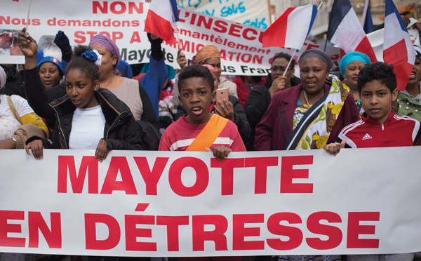 Violences à Mayotte: "On ne va pas supporter ça longtemps" dit le préfet