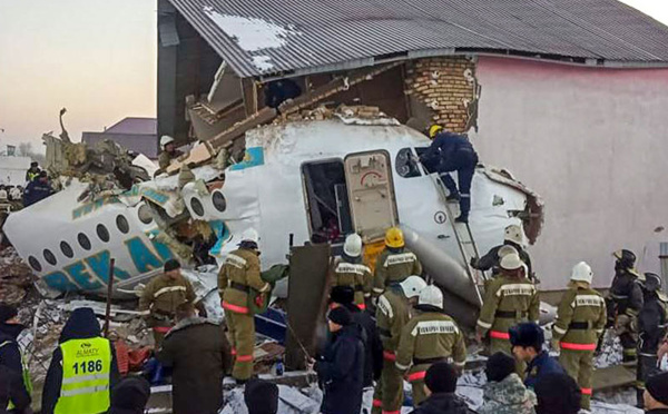 Un avion kazakh s'écrase, 12 morts et des dizaines de survivants