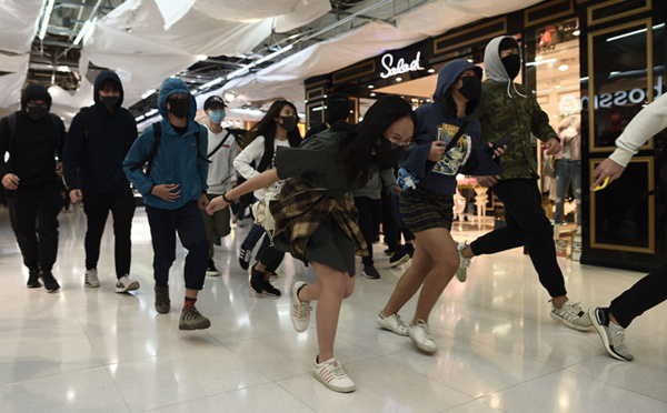 Hong Kong : troisième jour d'affrontements dans des centres commerciaux