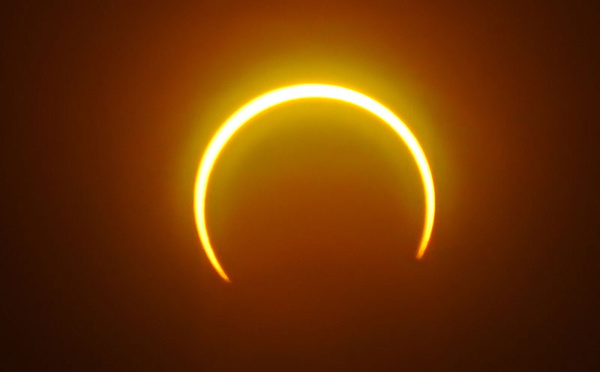 Les astronomes amateurs admirent une éclipse "cercle de feu" en Asie