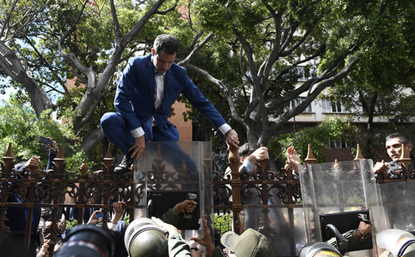 Deux chefs, un hémicycle: Guaido et un rival revendiquent la présidence du Parlement vénézuélien