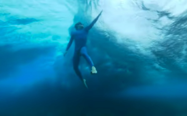 L'apnéiste Arnaud Jerald sous les vagues de Taapuna
