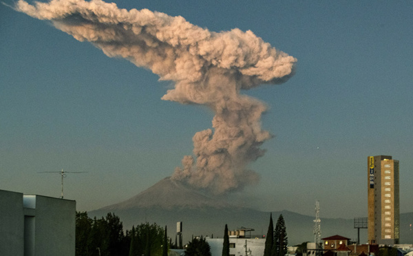 Mexique : gros nuage de cendres au dessus du volcan Popocatepetl