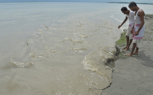 "Le fleuve a tout emporté": quand le Brahmapoutre dévore la terre