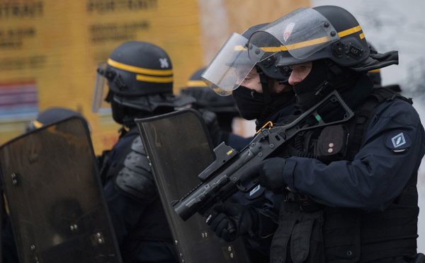 Face aux nouvelles accusations de violences policières, l'exécutif infléchit son discours