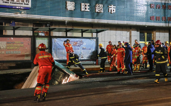 Chine: un bus englouti par la chaussée, 6 morts
