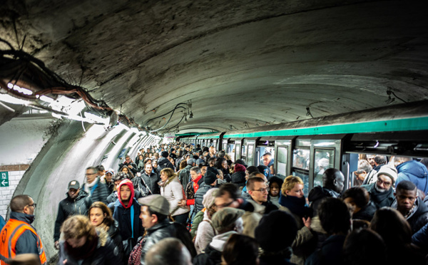 Retraites: la mobilisation persiste, le gouvernement espère tourner la page