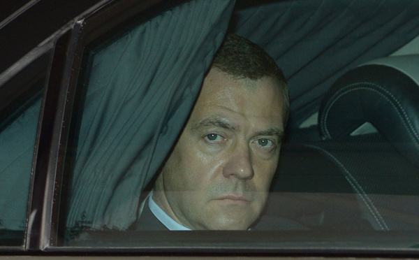 Poutine annonce une réforme de la Constitution, démission du gouvernement