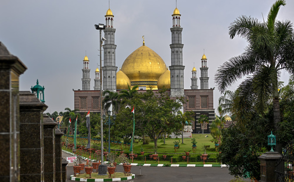 La tâche herculéenne des "chasseurs de mosquées" en Indonésie