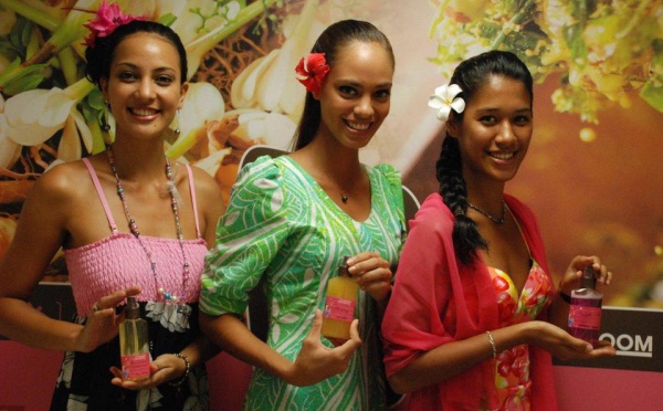 Les Candidates à Miss Tahiti 2012 s’initient à la Cosmetic Academy