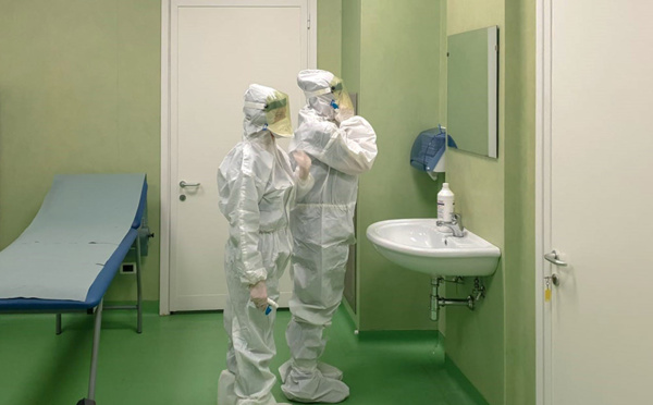 Face à l'épidémie, la Chine confine des villes entières