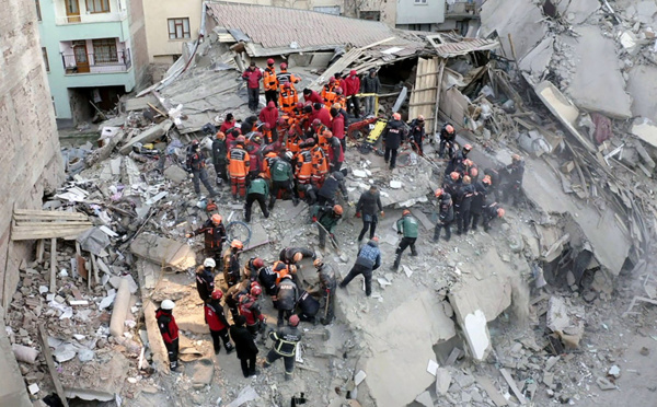 Séisme en Turquie: le bilan grimpe, ultimes fouilles des décombres