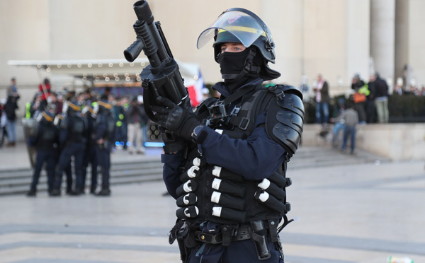 Maintien de l'ordre: Castaner annonce le retrait symbolique d'une grenade controversée