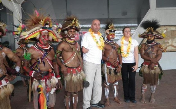 Le Français Philippe Croizon, amputé des quatre membres, nage en Papouasie