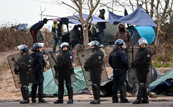 Deux camps de migrants démantelés à Paris et à Calais