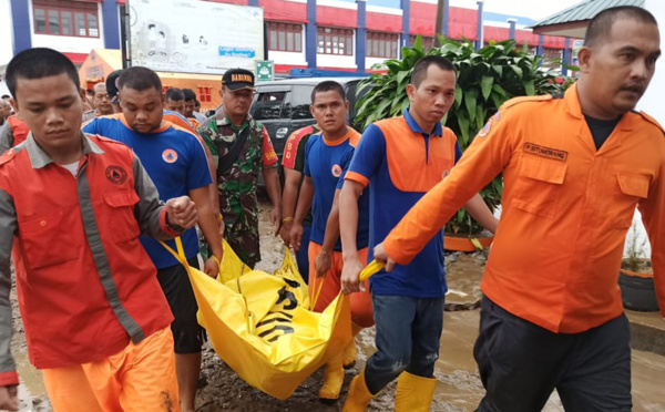 Des crues subites font neuf morts en Indonésie