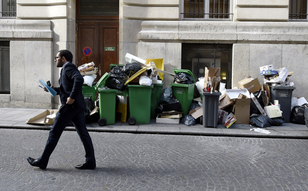 La grève fait déborder les poubelles à Paris et Marseille