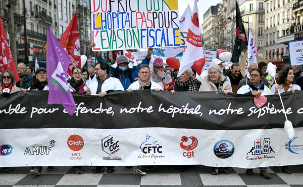 L'hôpital public de retour dans la rue, "le coeur brisé"