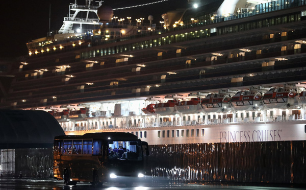 Virus: les Américains évacuent le navire contaminé, le bilan grimpe