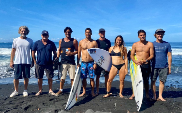 Les surfeurs en mode olympique à Tahiti
