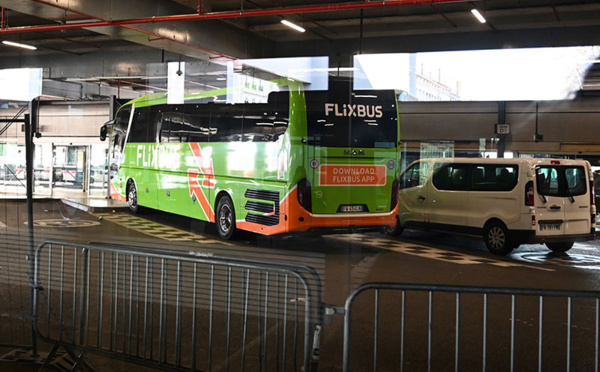 Coronavirus: un bus bloqué à Lyon, un commissariat fermé quelques heures à Paris