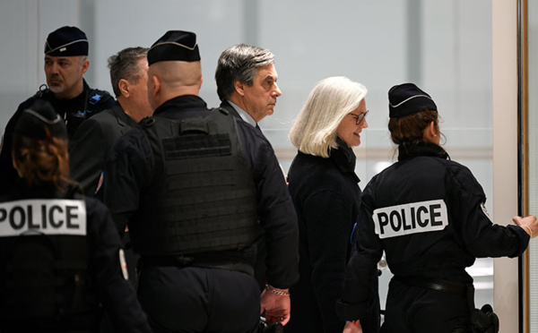 Le procès des époux Fillon suspendu jusqu'à mercredi