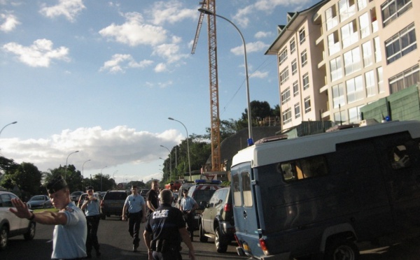 Punaauia : il  menace de se jeter du sommet d'une grue