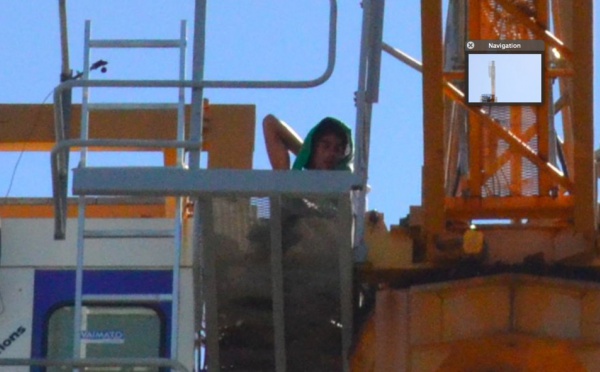 Punaauia : sur la grue, il tient le siège