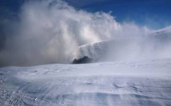 NZélande: ils survivent dans le blizzard grâce à des sources d'eau chaude