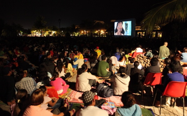 Planète Eco tour: Des centaines de personnes à la projection cinéma en plein air dans les jardins de Paofai