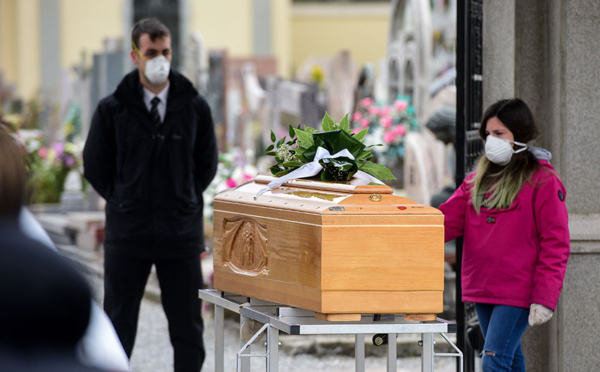 Londres se rallie aux mesures de confinement, la pandémie progresse malgré les efforts