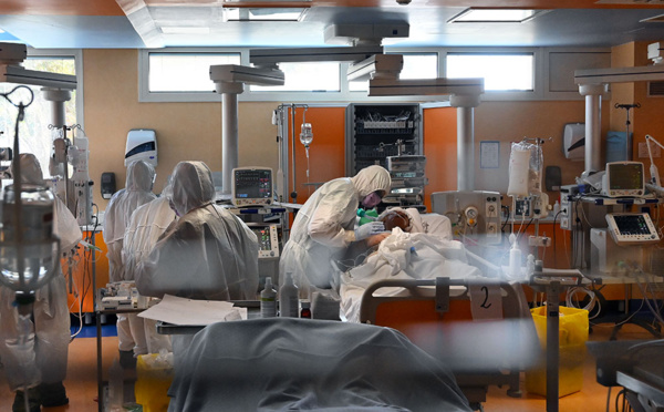 En Italie, le timide optimisme des scientifiques qui espèrent la fin du cauchemar