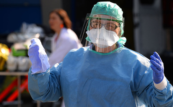 Coronavirus: plus de 1.000 morts en France et des soignants à bout