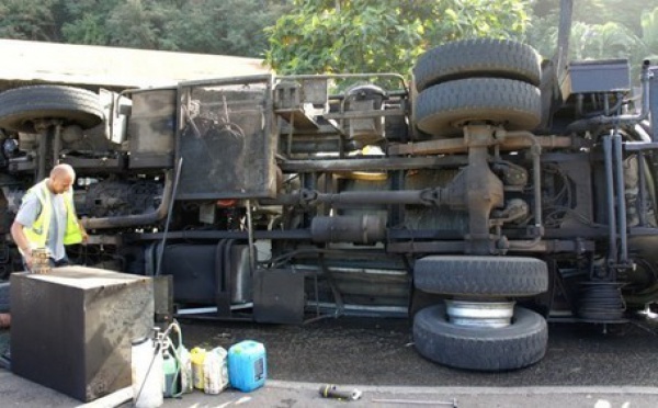 Un camion renversé sur la route à Punaauia